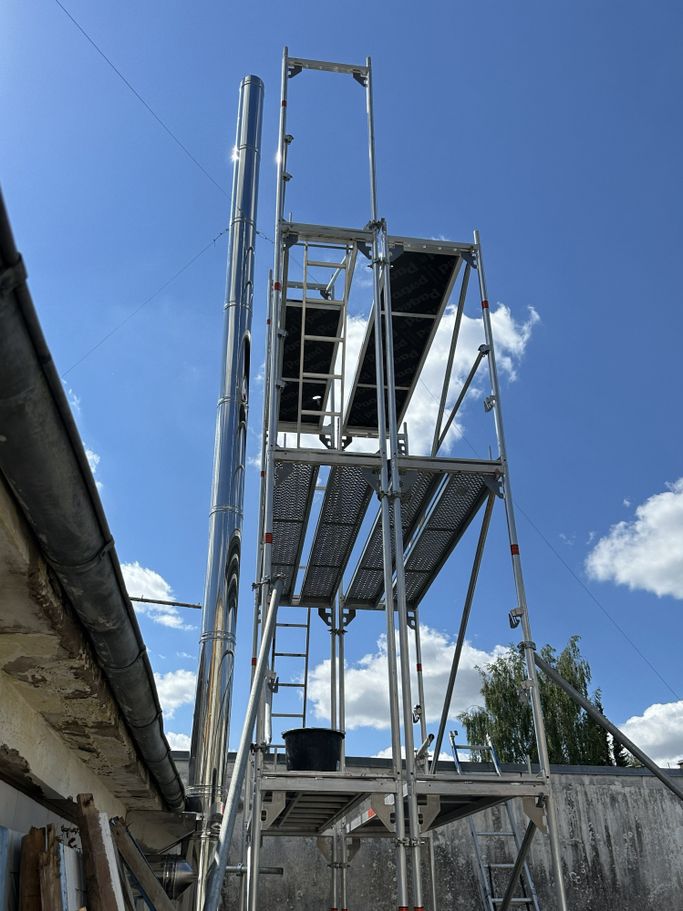 Montage 8m doppelwandiger Außenschornstein mit Gerüstaufbau für KWB Hackschnitzelheizung 70kW